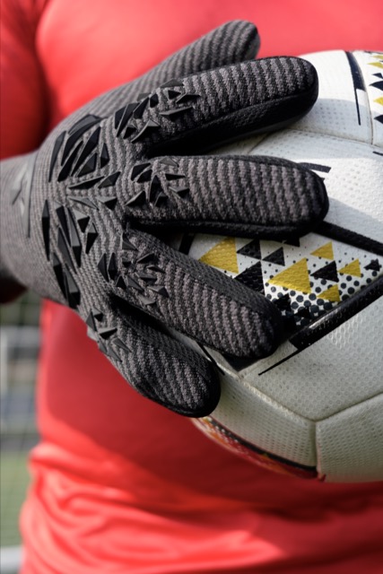 AERO VIRX Black am Ball